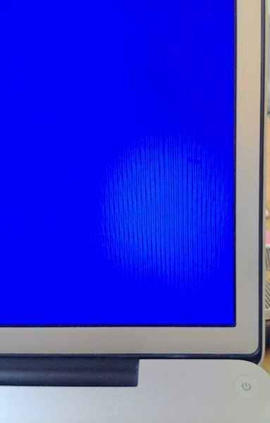 真っ青な画面のMacBook Pro