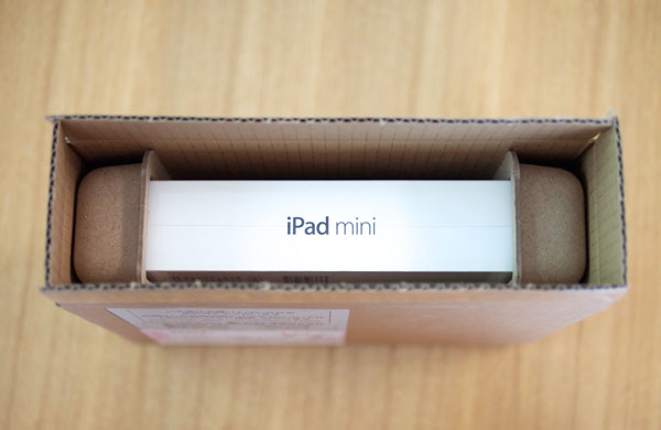 日本のApple Storeの公式に販売されてるSIMフリーiPad mini Retina セルラー版の箱