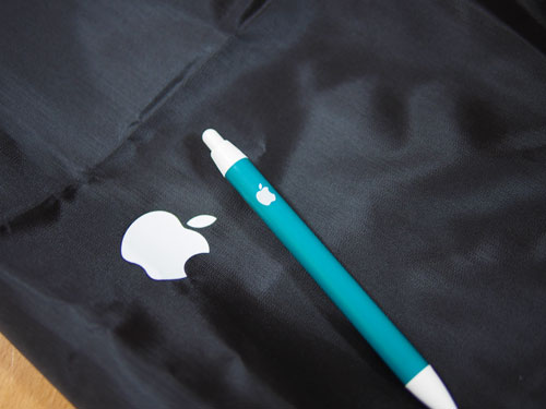 Apple袋とボールペン黒と緑