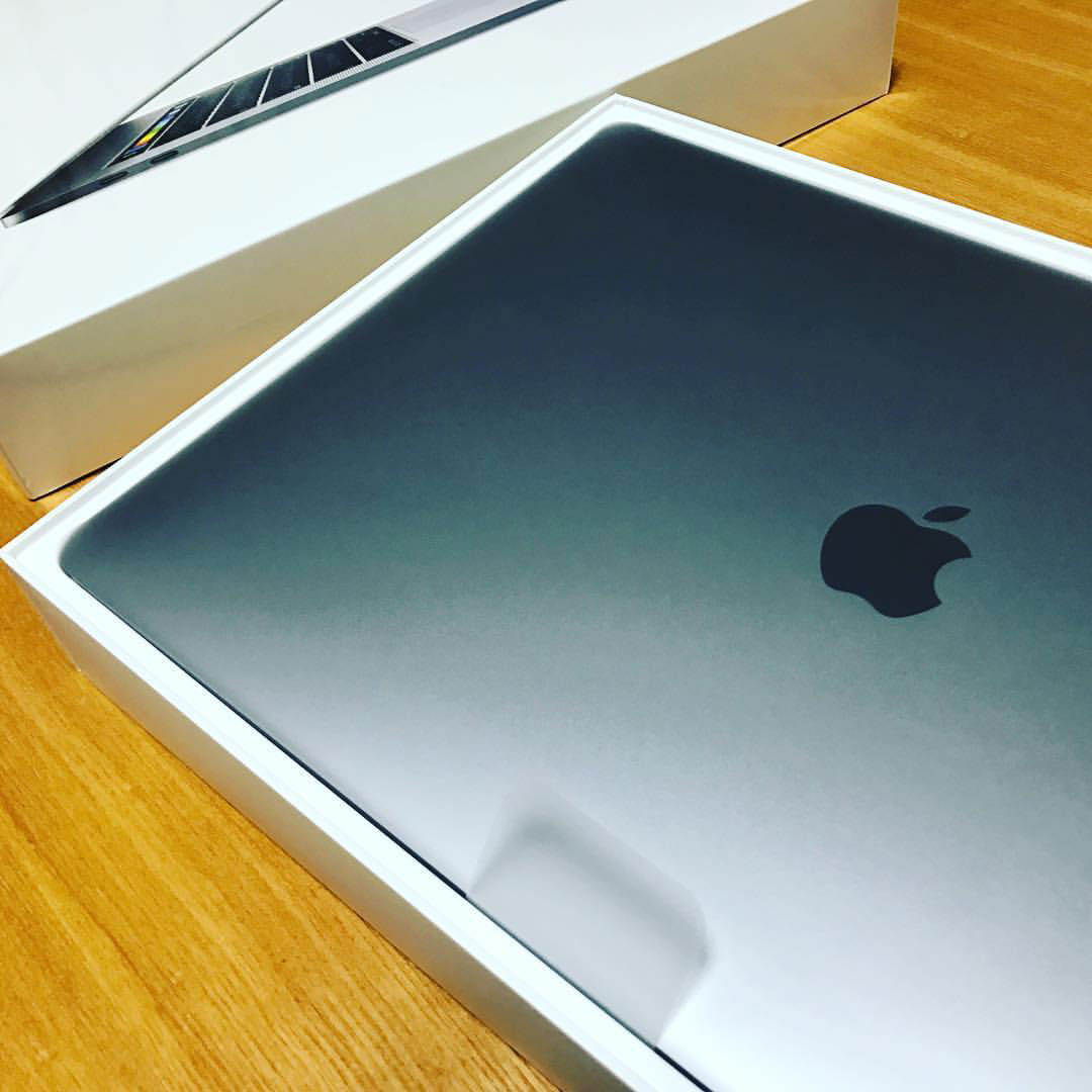 Touch Barの新型macbook Pro 15inch届いてるよ そして週末のデザインフェスタ44にイラスト展示します もっと知りたいリンゴあれこれ