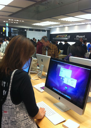 銀座Apple StoreでiMacを触るyucovin