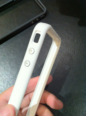 iPhone4用のパチものバンパー白はゴム部分も白いのです。