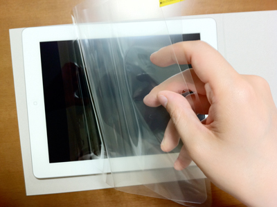 iPadの保護フィルムの貼り方３　フィルムを貼ります、繊細に