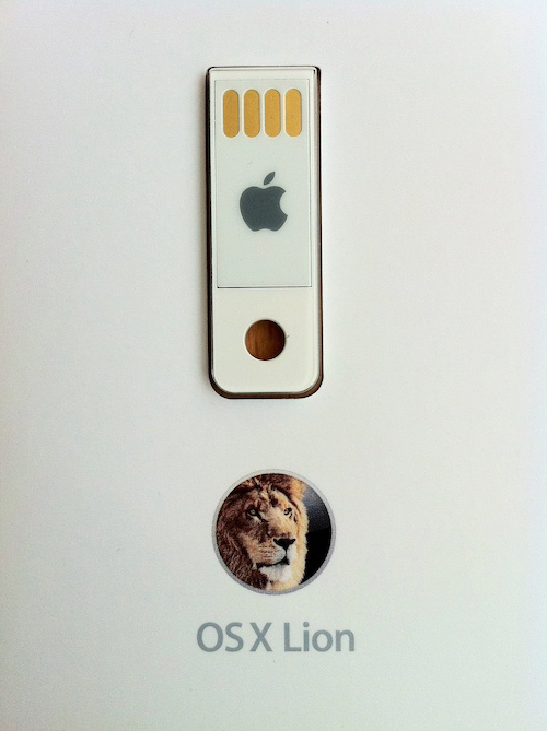 OS X v10.7 Lion USBメモリ版　表　リンゴマークがかわいい