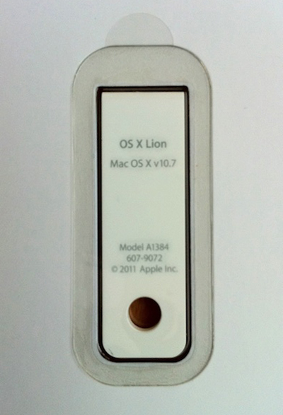 OS X v10.7 Lion USBメモリ版　裏　穴が空いているのもgood