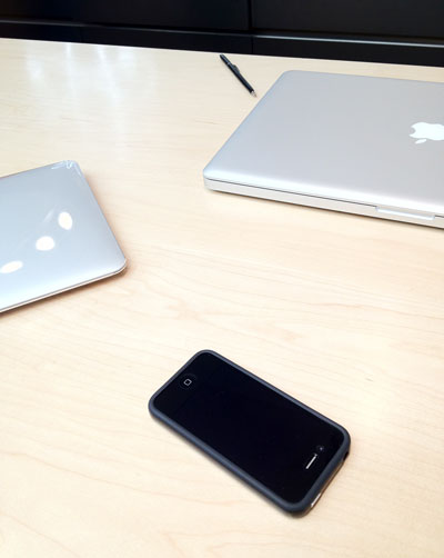 Genius Barのカウンター、ユコびんのMacBook Pro、MacBook Air、iPhone 4。